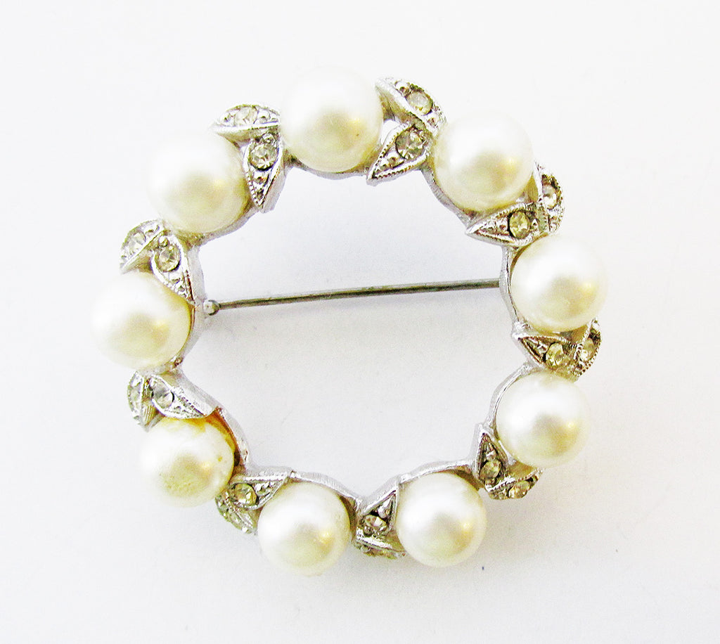 Lovely 1960s Mid-Century Sparkling Diamante and Pearl Circle Pin